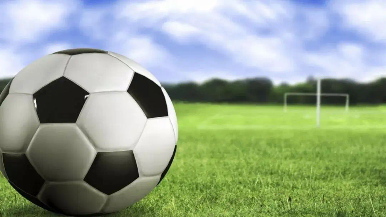 专业足球数据分析团队工作场景